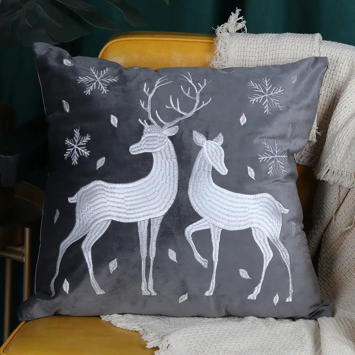 Festive Reindeer Christmas Pillow Cover 45x45 cm